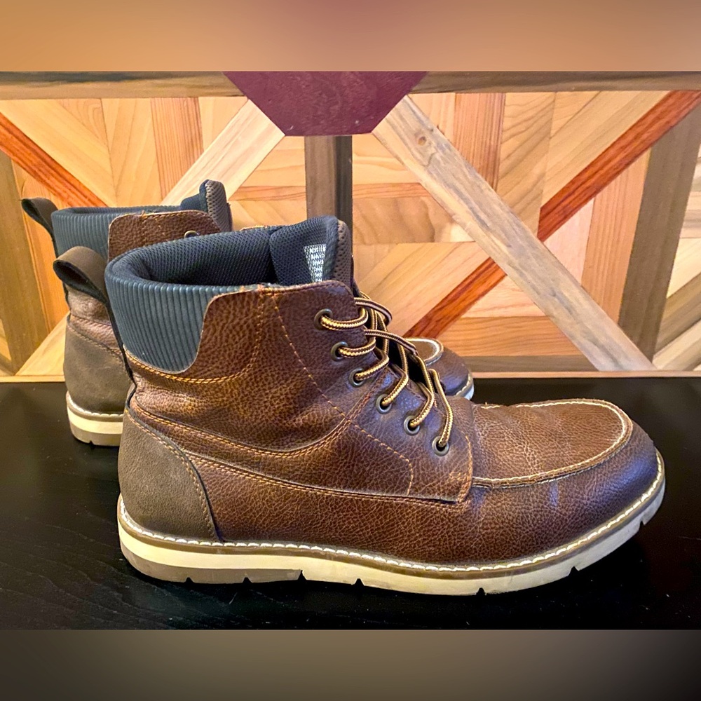 Men’s size 13 boots.  Only worn one.